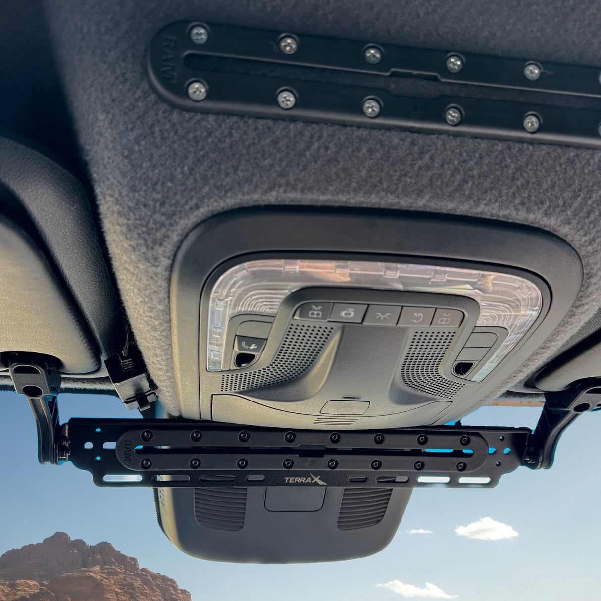 TERRA X Sprinter Van Visor Track Mount for Navigation Devices and Accessories – TERRA X Visordok (NCV3 & VS30)