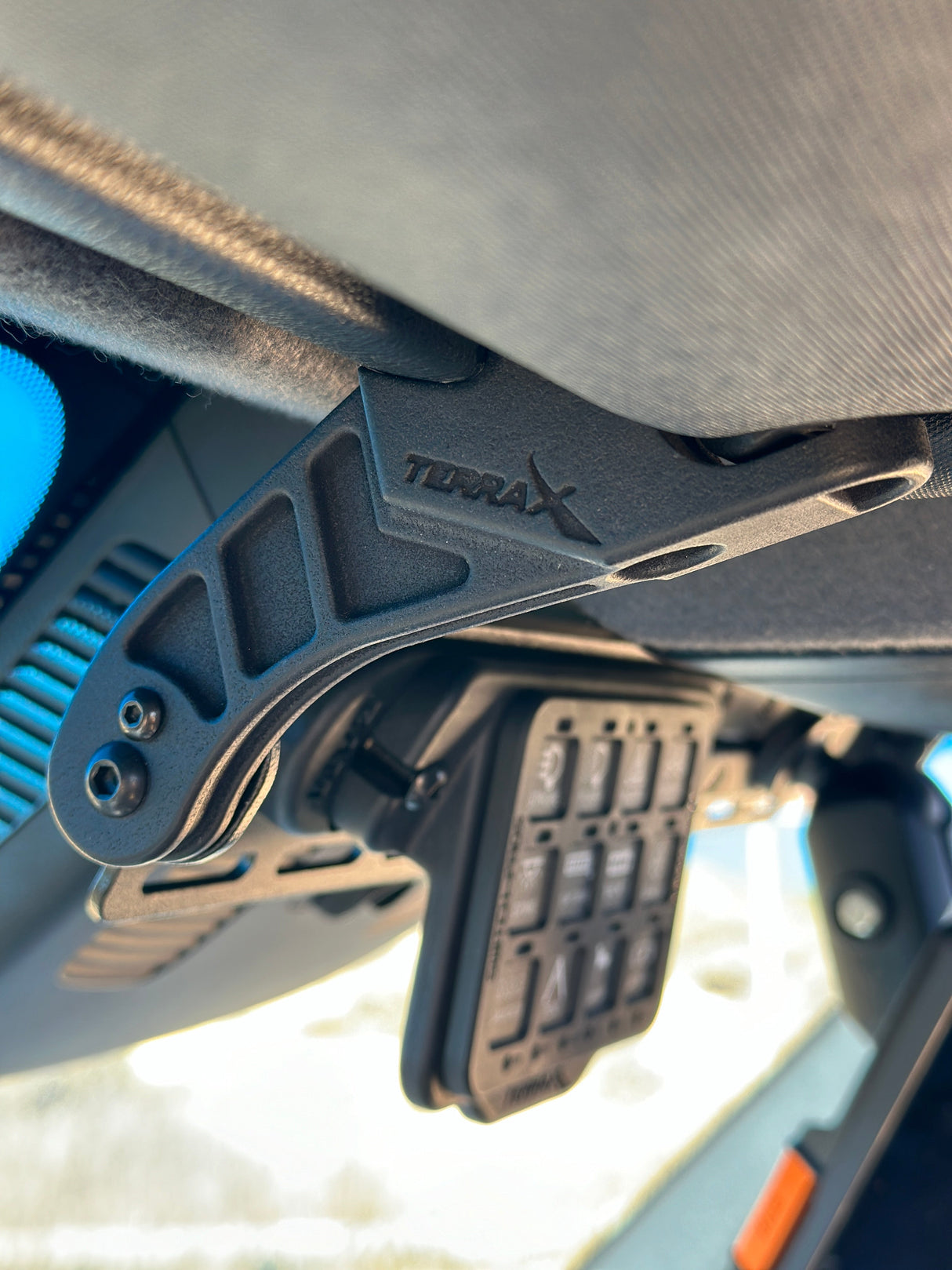 TERRA X Sprinter Van Visor Track Mount for Navigation Devices and Accessories – TERRA X Visordok (NCV3 & VS30)