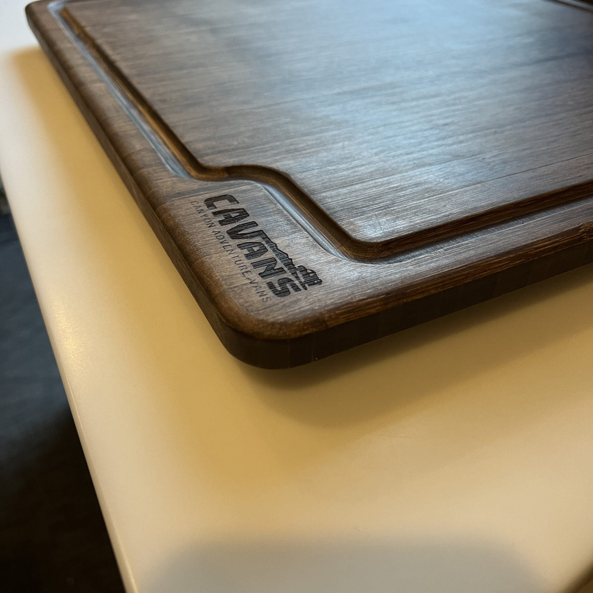 Canyon Adventure Vans Bamboo Cutting Board - STO (chocolate)